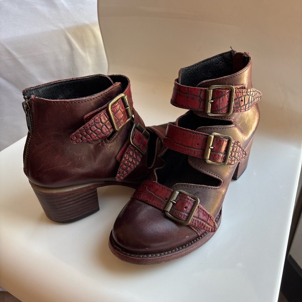 FreeBird CHARLOTTE Booties in Red Croc size 7